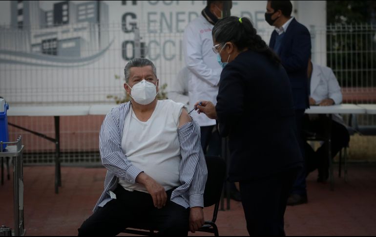 David Díaz, de 66 años, fue el primer médico en recibir la vacuna. Decidió seguir en su puesto para atender de primera mano la pandemia en el Hospital General de Occidente, en donde es jefe de Medicina Preventiva y Epidemiología. EL INFORMADOR/F. Atilano