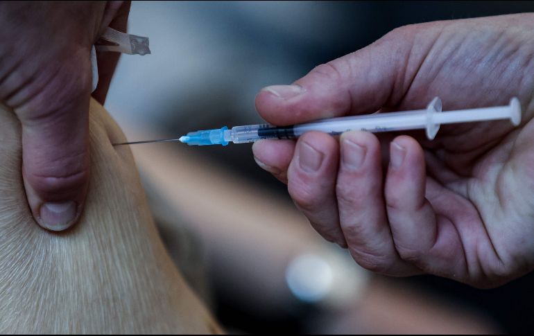 En poco más de un mes, unos 28 millones de dosis fueron inyectadas en unos 46 países, declaró el miércoles el director de emergencias de la OMS, Michael Ryan. AFP / K. Tribouillard