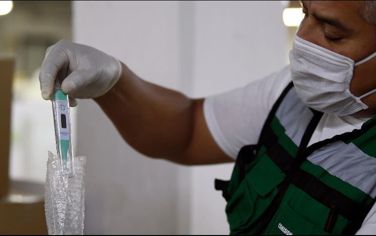 A los pacientes se les entregará un kit de seguimiento que incluye termómetro y medicamentos, entre otros productos. AFP/ARCHIVO