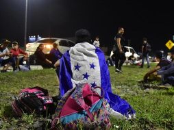 Con las primeras luces del día, los miembros de la caravana iniciaron la caminata este jueves hacia la frontera con Guatemala. EFE/J. Valle