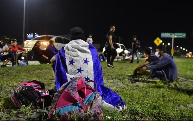 Con las primeras luces del día, los miembros de la caravana iniciaron la caminata este jueves hacia la frontera con Guatemala. EFE/J. Valle