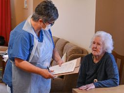 Aseguran que desde marzo del 2020 fue acondicionada un área especial para la atención de adultos mayores contagiados. AFP/ O. Scarff