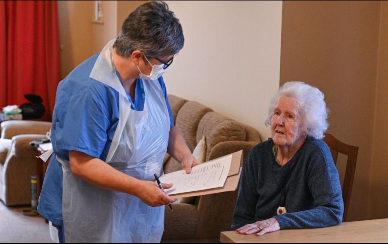 Aseguran que desde marzo del 2020 fue acondicionada un área especial para la atención de adultos mayores contagiados. AFP/ O. Scarff