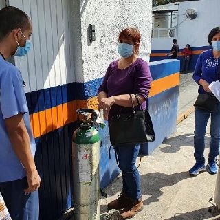 COVID-19: tapatíos madrugan para comprar oxígeno