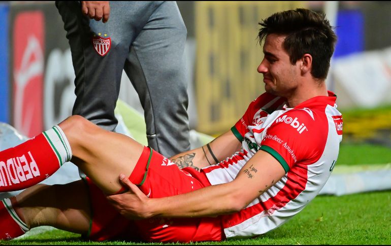 Con uno de los ganchos que sostienen las lonas, el defensa sufrió un corte profundo se puede observar en un video. IMAGO7