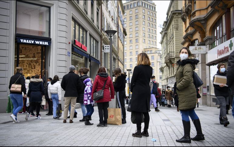 Hacen una alusión a las festividades de fin de año, así como a la falta de disciplina en el distanciamiento social, la higiene regular de manos y el uso de mascarillas. EFE / L. Gillieron