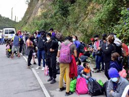 El bloque de migrantes más numeroso, de al menos tres mil viajeros, comenzó a avanzar a Chiapas. EFE / J. Valle