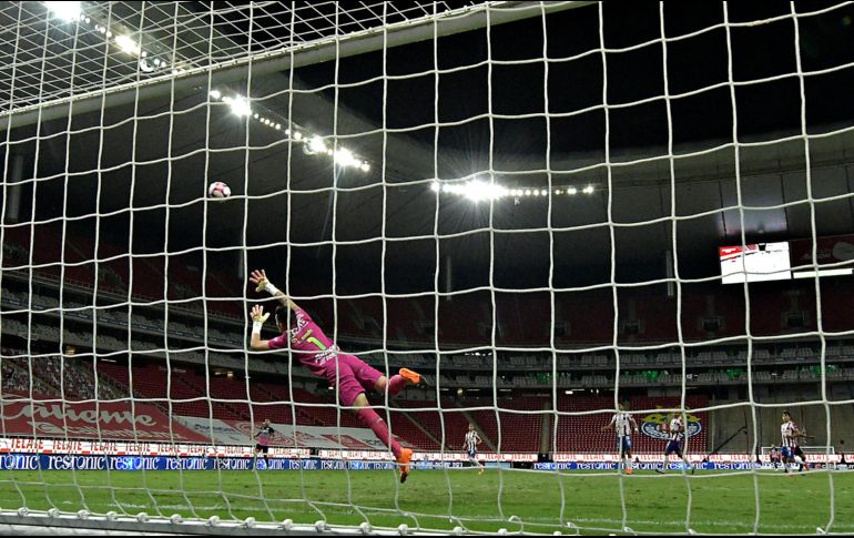 Un cambio de roles en la portería de Chivas deja sorprendidos a todo el plantel. IMAGO7 / ARCHIVO