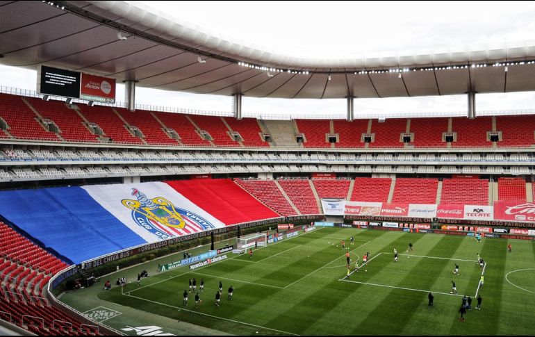 Chivas cambia el sistema de anclaje de la publicidad detrás de las porterías para evitar riesgos a los jugadores. IMAGO7