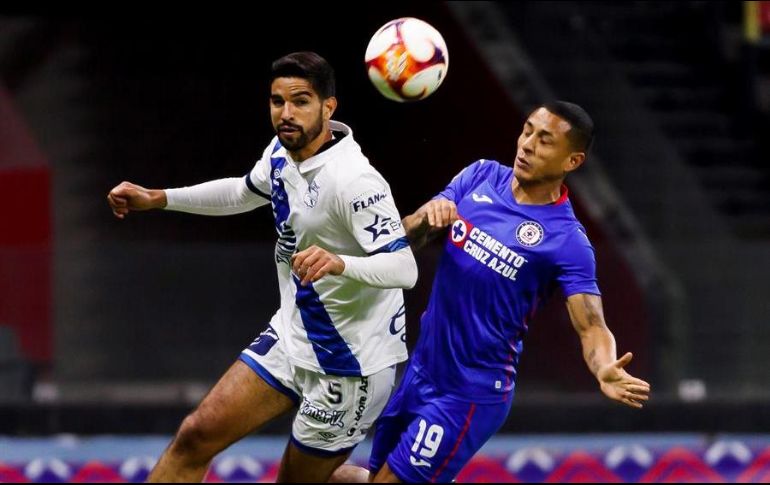 Víctor Yotun (d), de Cruz Azul, disputa el balón con Diego de Buen (i), de Puebla, durante el encuentro. EFE/J. Méndez