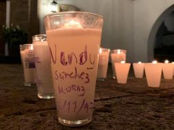 Afuera de Casa Jalisco colocaron veladoras como símbolo de esperanza. FACEBOOK/Cihuatl Texotik