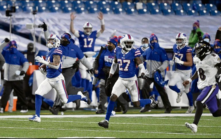 Taron Johnson (izq.) puso el punto final en el juego al regresar un intercepción para un touchdown. AP/A. Kraus