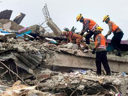 Decenas de cadáveres han sido recuperados hasta ahora de los escombros de edificios derruidos en Mamuju. AP/Y. Wahil