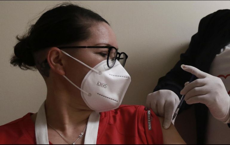 En la primera etapa, México está aplicando las vacunas contra el COVID-19 al personal de salud. AP/ARCHIVO