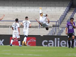 Emanuel Montejano (d), de Pumas, festeja su gol ante Mazatlán hoy, en el Estadio Olímpico de Ciudad Universitaria, en Ciudad de México. EFE/ M. Guzmán