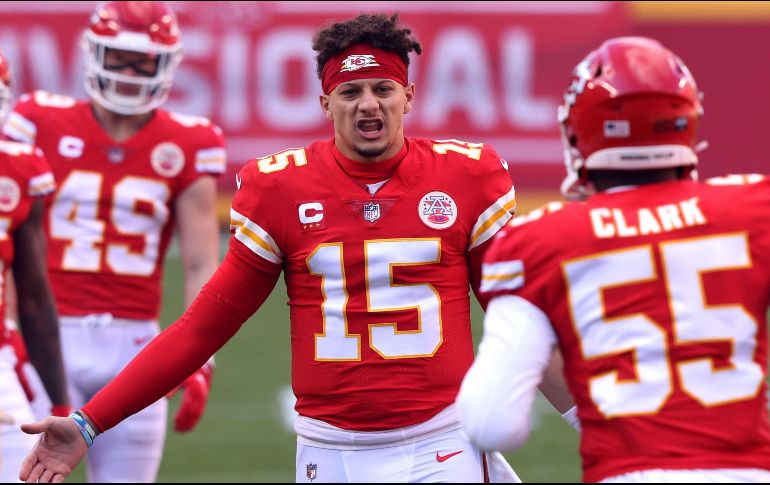 Patrick Mahomes tuvo que abandonar el encuentro en el tercer cuarto por un duro golpe del linebacker Mack Wilson. AFP / J. Square