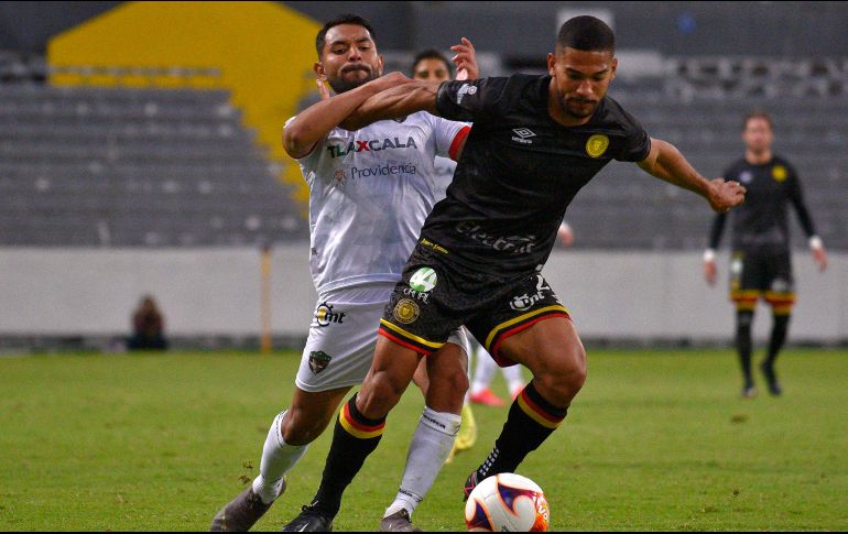 Cuando parecía que la Universidad de Guadalajara tenía el partido controlado y que debutaría con un triunfo en el Torneo Guard1anes 2021, en la recta final del encuentro los melenudos se quedaron con un hombre menos por una expulsión. Imago7 / S. Bautista