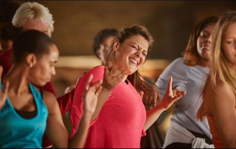 Al bailar algunos bromean con la expresión: ¡A mover el esqueleto! Pero ¿qué dice la ciencia? GETTY IMAGES