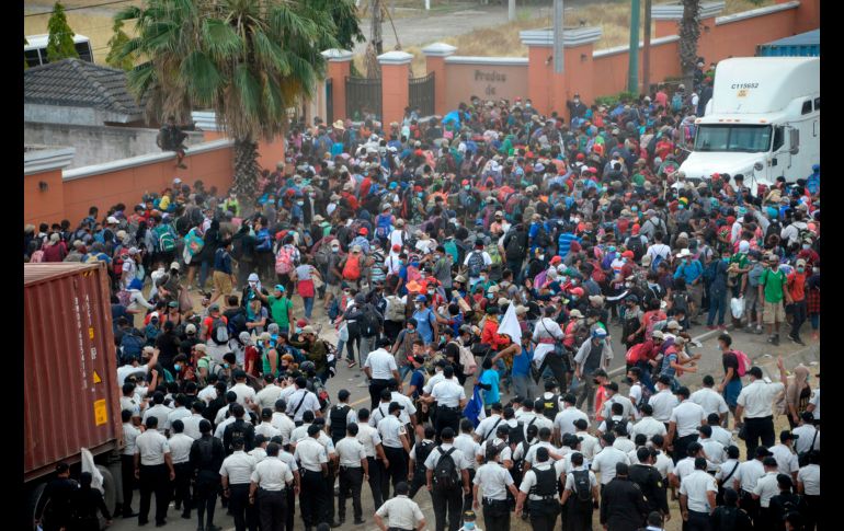 El bloqueo a la caravana migrante de hondureños en la carretera de Vado Hondo, Chiquimula.  AFP/J. Ordonez