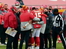 CON AYUDA. Mahomes tuvo que ser acompañado a los vestidores. AFP