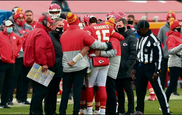 CON AYUDA. Mahomes tuvo que ser acompañado a los vestidores. AFP