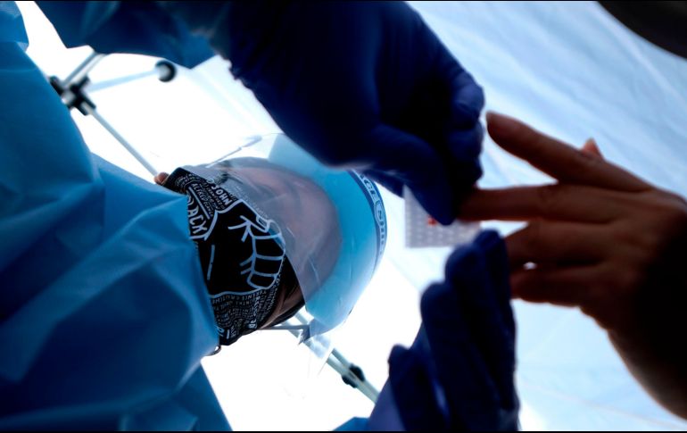 El rector general de la UdeG, Ricardo Villanueva Lomelí, detalló que las pruebas serán gratuitas. AFP