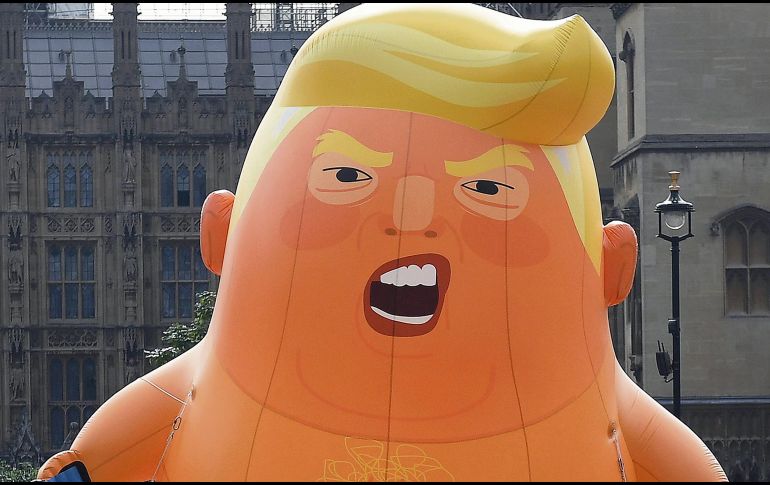 ARTE INFLABLE. La curiosa figura representa, según el museo, la resistencia de un sector social en Londres ante la visita de Trump. EFE