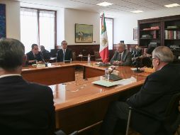 El Presidente López Obrador afirmó que se mantiene el compromiso del gobierno federal de inmunizar a todos los adultos mayores de 60 años antes de que termine marzo. TWITTER / @lopezobrador_