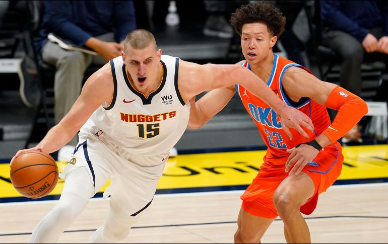 Completamente afeitado y con un nuevo corte de cabello, Jokic repartió seis asistencias antes de irse a sentar a la banca junto al resto de los titulares en el cuarto periodo. AP