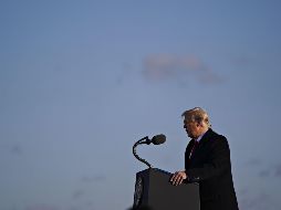 Trump abandonó este miércoles la Casa Blanca por última vez como gobernante a primera hora junto a su esposa, Melania. EFE / S. Reynolds