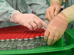 Esto forma parte del acuerdo que México y Argentina firmaron con la Fundación Slim y AstraZeneca para producir y envasar la vacuna, misma que será también distribuida en América Latina. AFP / ARCHIVO