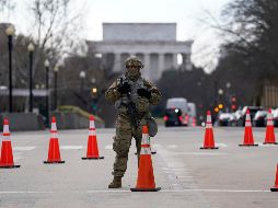 Un miembro de la Guardia Nacional permanece en un camino que lleva al edificio de la Corte Suprema de los Estados Unidos. AP / G. Herbert