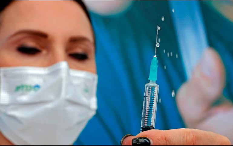 López-Gatell señaló que el personal de salud del sector privado que labora en la primera línea contra el COVID será vacunado. AFP / ARCHIVO