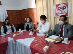 El presidente estatal de RSP, Juan Manuel Hermosillo Covarrubias, da la bienvenida al legislador. ESPECIAL