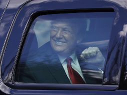 La comitiva no se paró en ningún punto del recorrido, que se hace en unos 13 minutos, y Trump solo saludó a sus seguidores desde el interior del vehículo que lo transportaba. AFP / Getty Images / M. Reaves