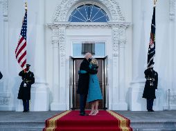 Joe Biden abraza a su esposa Jill a su llegada a la Casa Blanca en Washington, DC. AP/A. Brandon