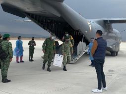 Las vacunas son recibidas por el Secretario de Salud, Fernando Petersen Aranguren en la Base Aérea Militar de Zapopan. ESPECIAL/ Secretaría de Salud