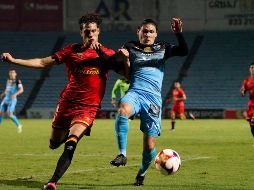 TRABADO. El cotejo se convirtió ríspido, entradas fuertes pero al balón y muy cortado el juego con faltas. IMAGO7