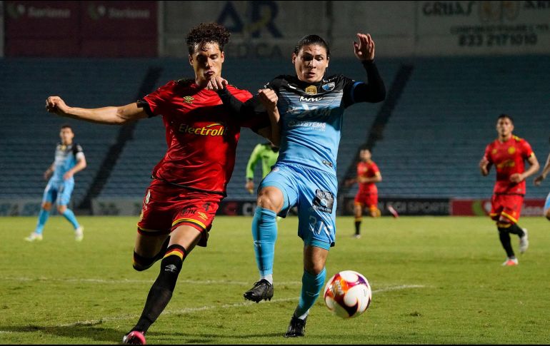 TRABADO. El cotejo se convirtió ríspido, entradas fuertes pero al balón y muy cortado el juego con faltas. IMAGO7