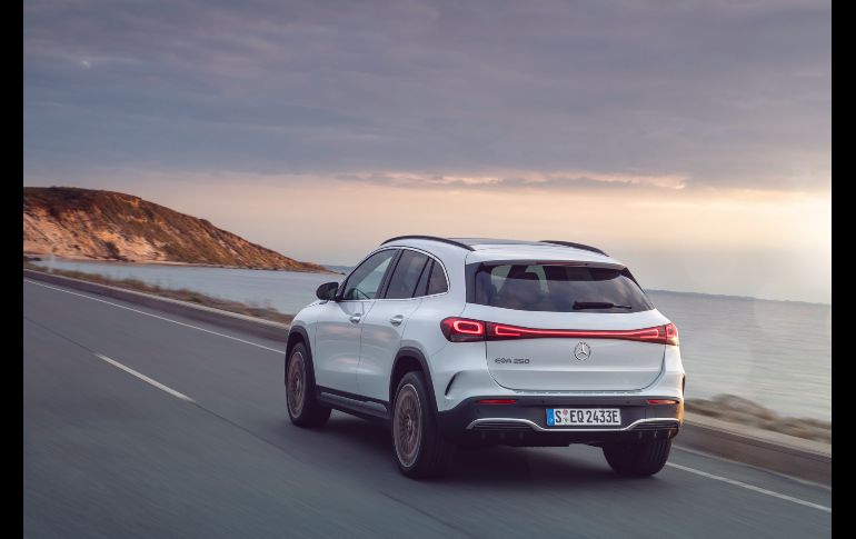 El Mercedes-Benz EQA es el primer miembro totalmente eléctrico de la familia de vehículos compactos de la marca. ESPECIAL