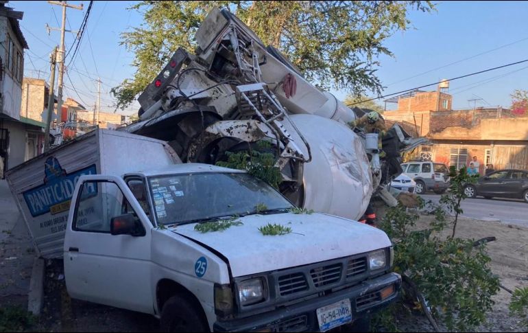 El lugar del incidente también presentó daños, sobre todo en el pavimento y las luminarias de la zona; además hubo derrame de diésel. ESPECIAL