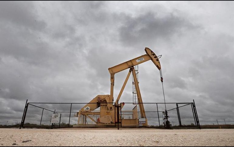 Al final de las operaciones en la Bolsa Mercantil de Nueva York, los contratos de futuros del WTI para entrega en marzo restaron 18 centavos respecto al cierre anterior. EFE/ARCHIVO