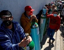 Personas en fila para adquirir oxígeno medicinal en un establecimiento en Guadalajara, el pasado 17 de enero. AFP/ARCHIVO