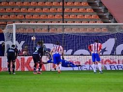 Por si algo hiciera falta, al minuto 61 un penal en contra de Chivas fue la vía para el tercer gol de la noche. IMAGO7