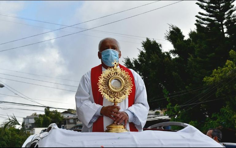 Según indican, los sacerdotes como los médicos, están en contacto con pacientes de COVID-19, porque aunque no se realizan misas presenciales, los curas acuden a clínicas y vistan a enfermos en sus casas. NTX / ARCHIVO