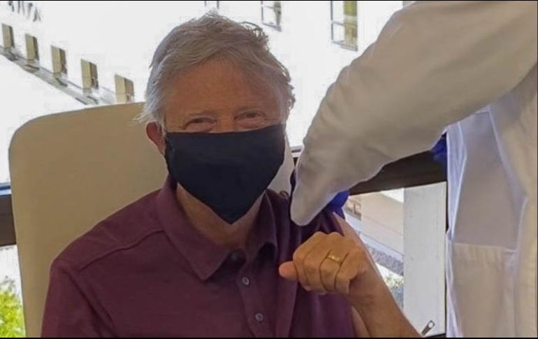 La imagen es interpretada como un esfuerzo del empresario por generar tranquilidad entre la población e invitar a que más personas confíen en la vacuna. TWITTER/@BillGates