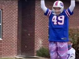 En el video se observa al aficionado tocando la campana y rompiendo una mesa al estilo de festejo de los Bills. TWITTER / ESPECIAL