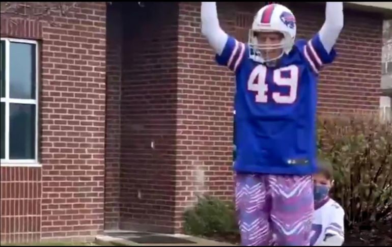 En el video se observa al aficionado tocando la campana y rompiendo una mesa al estilo de festejo de los Bills. TWITTER / ESPECIAL