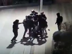 El adolescente fue golpeado por una docena de sujetos a la salida de su escuela, localizada en el distrito 15 de París, Francia. TWITTER