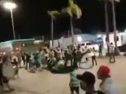 Alrededor de 100 personas que vinieron de Torreón, y esperaban que los jugadores aparecieran para dirigirse al partido. TWITTER / ESPECIAL